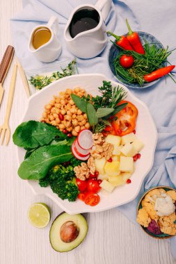 Taze salata tabağı ile karışık yeşillik