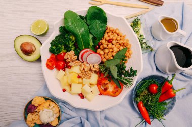 Taze salata tabağı ile karışık yeşillik