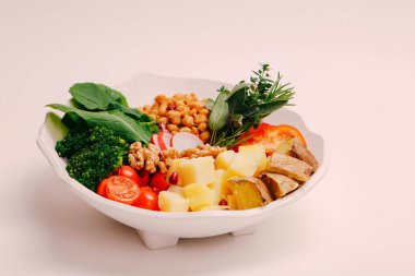 Taze salata tabağı ile karışık yeşillik