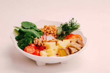 Taze salata tabağı ile karışık yeşillik