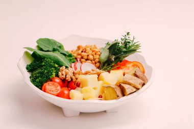 Taze salata tabağı ile karışık yeşillik