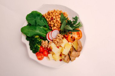 Taze salata tabağı ile karışık yeşillik