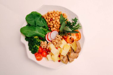 Taze salata tabağı ile karışık yeşillik