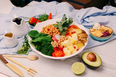 Taze salata tabağı ile karışık yeşillik