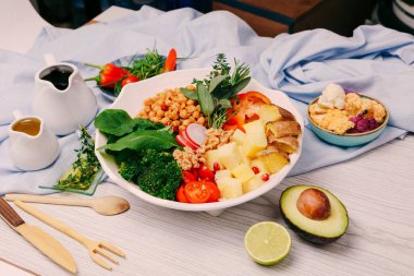 Taze salata tabağı ile karışık yeşillik