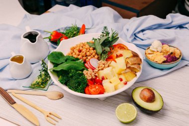 Taze salata tabağı ile karışık yeşillik