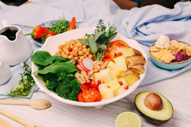 Taze salata tabağı ile karışık yeşillik