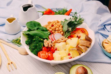 Taze salata tabağı ile karışık yeşillik