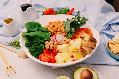 Taze salata tabağı ile karışık yeşillik