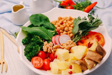 Taze salata tabağı ile karışık yeşillik