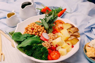 Taze salata tabağı ile karışık yeşillik