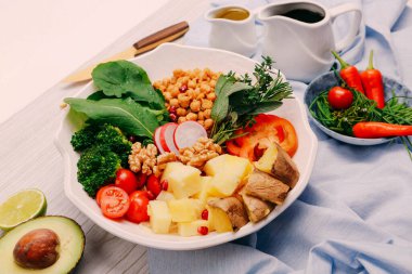 Taze salata tabağı ile karışık yeşillik