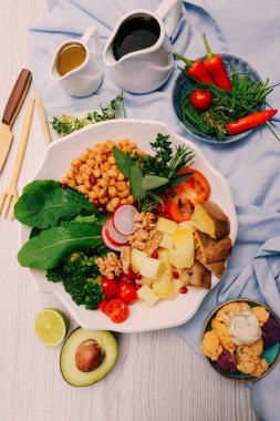 Taze salata tabağı ile karışık yeşillik