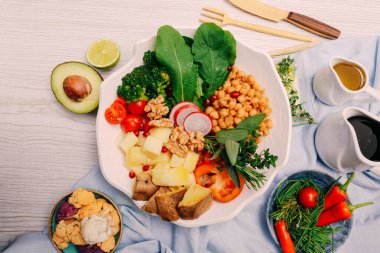 Taze salata tabağı ile karışık yeşillik