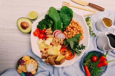 Taze salata tabağı ile karışık yeşillik