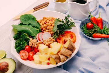 Taze salata tabağı ile karışık yeşillik