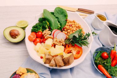 Taze salata tabağı ile karışık yeşillik