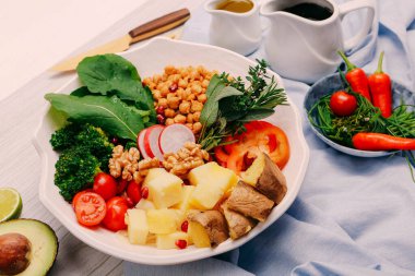 Taze salata tabağı ile karışık yeşillik