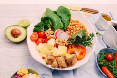 Taze salata tabağı ile karışık yeşillik