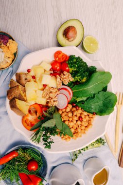 Taze salata tabağı ile karışık yeşillik