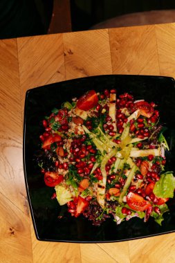 Taze salata tabağı ile karışık yeşillik