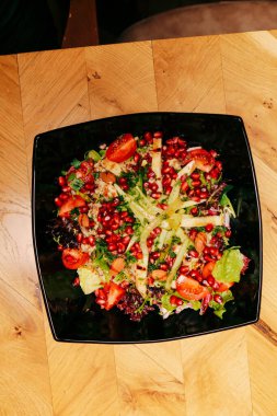 Taze salata tabağı ile karışık yeşillik