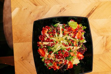 Taze salata tabağı ile karışık yeşillik