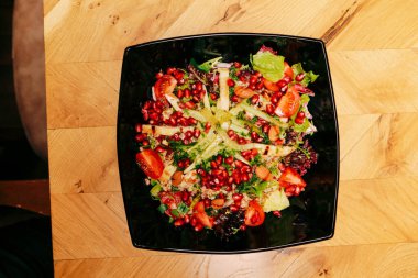 Taze salata tabağı ile karışık yeşillik