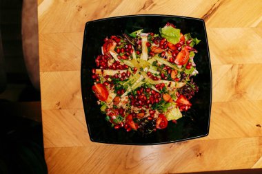 Taze salata tabağı ile karışık yeşillik