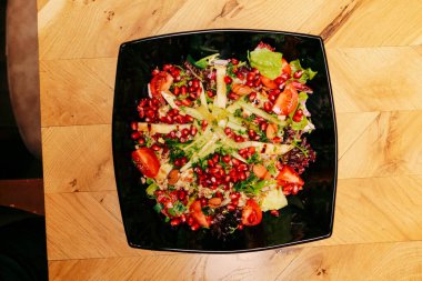 Taze salata tabağı ile karışık yeşillik