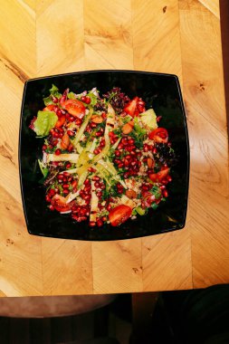 Taze salata tabağı ile karışık yeşillik