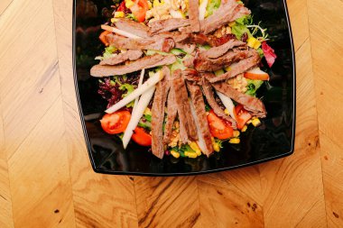 Taze salata tabağı ile karışık yeşillik