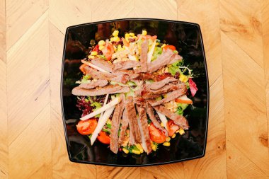 Taze salata tabağı ile karışık yeşillik