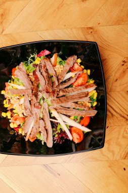 Taze salata tabağı ile karışık yeşillik