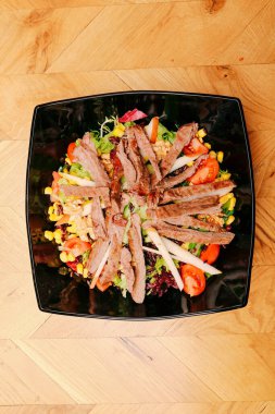 Taze salata tabağı ile karışık yeşillik