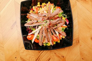 Taze salata tabağı ile karışık yeşillik