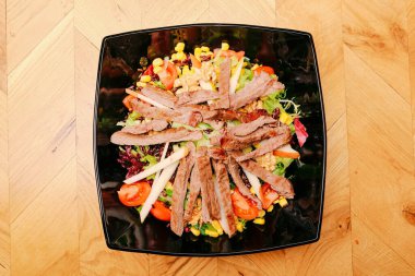 Taze salata tabağı ile karışık yeşillik