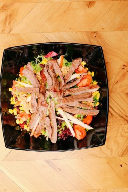 Taze salata tabağı ile karışık yeşillik