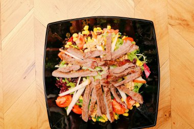 Taze salata tabağı ile karışık yeşillik