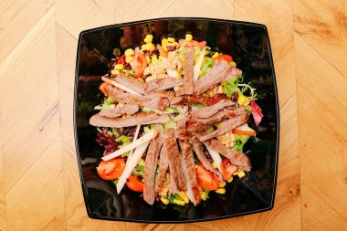 Taze salata tabağı ile karışık yeşillik