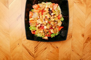 Taze salata tabağı ile karışık yeşillik