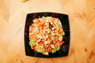 Taze salata tabağı ile karışık yeşillik