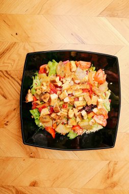 Taze salata tabağı ile karışık yeşillik