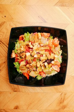 Taze salata tabağı ile karışık yeşillik