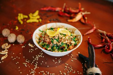 Taze salata tabağı ile karışık yeşillik