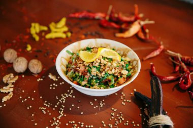 Taze salata tabağı ile karışık yeşillik