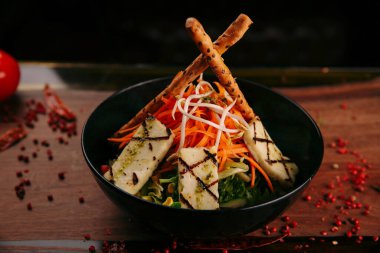 Taze salata tabağı ile karışık yeşillik