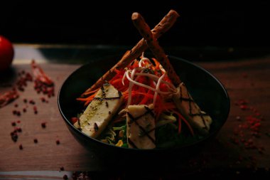 Taze salata tabağı ile karışık yeşillik