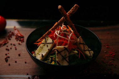 Taze salata tabağı ile karışık yeşillik