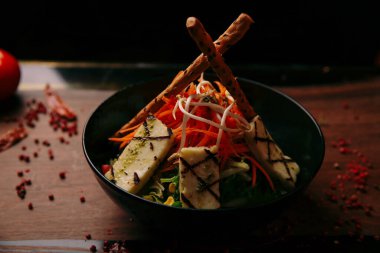 Taze salata tabağı ile karışık yeşillik